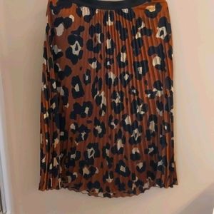 Leopard print pleated skirt